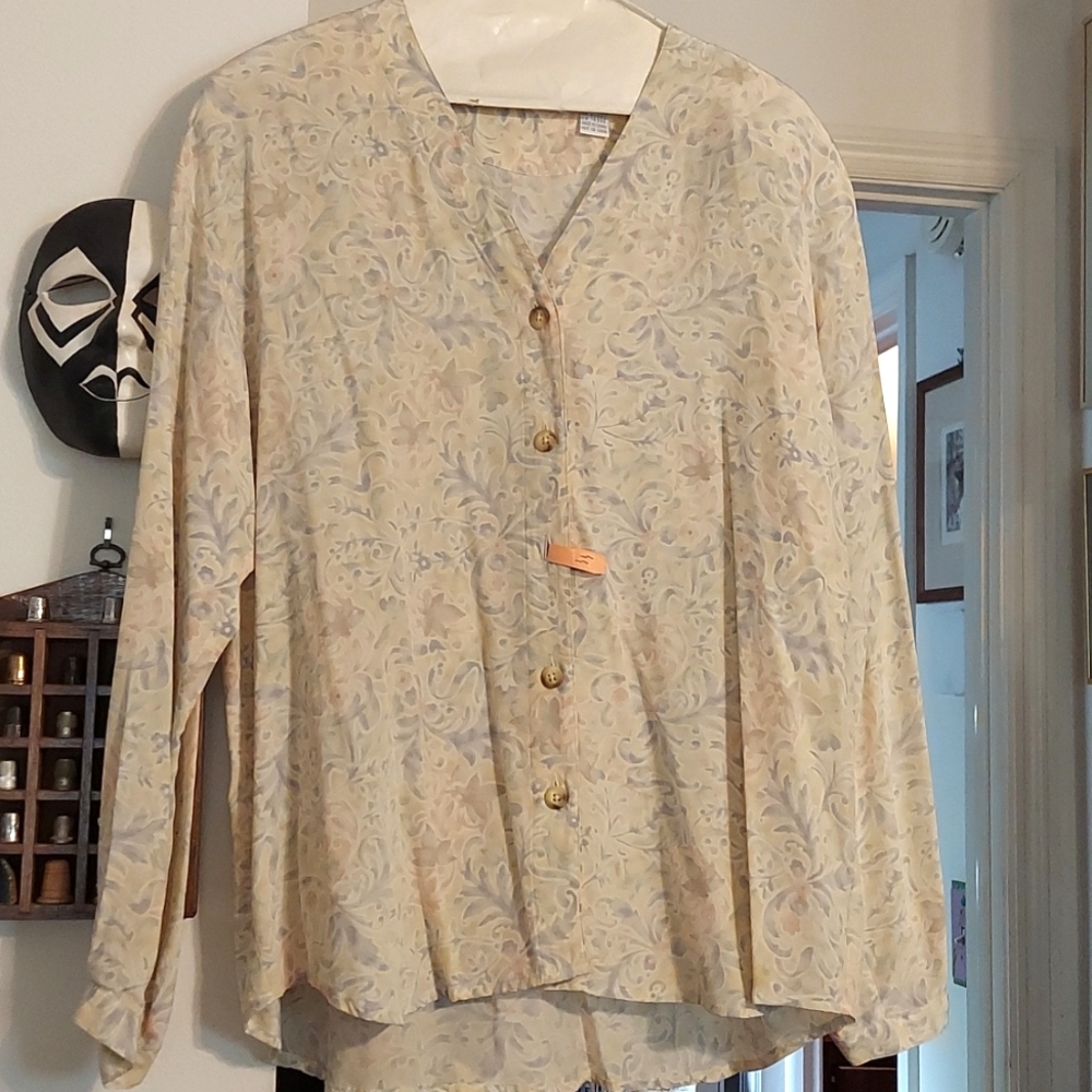 Liz Claiborne Ladies top 100% silk long sleeve flower pattern